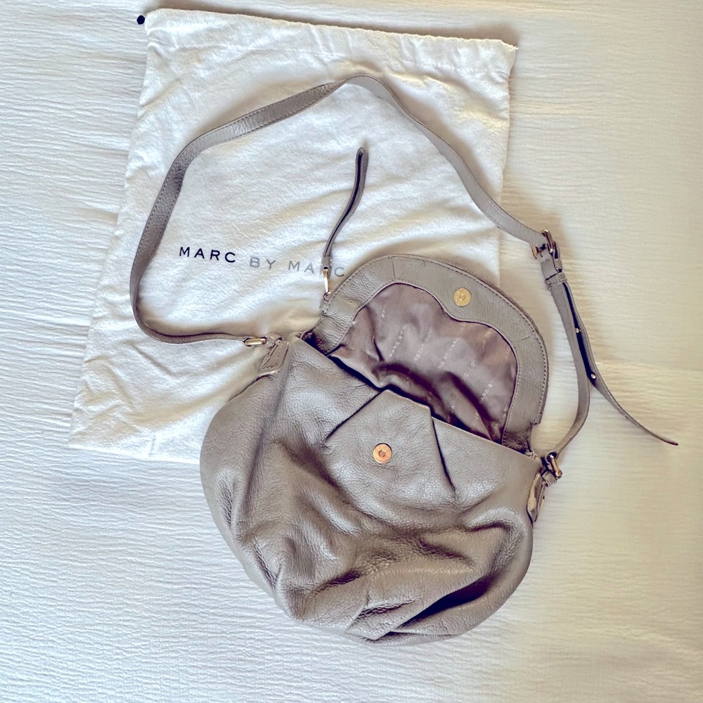 Marc Jacobs - Natasha Crossbody in Cement - Picture 9 of 9